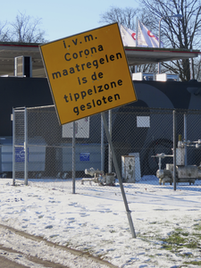 901370 Afbeelding van het scheefstaande bord bij de ventweg van de Europalaante te Utrecht, met de mededeling , dat in ...